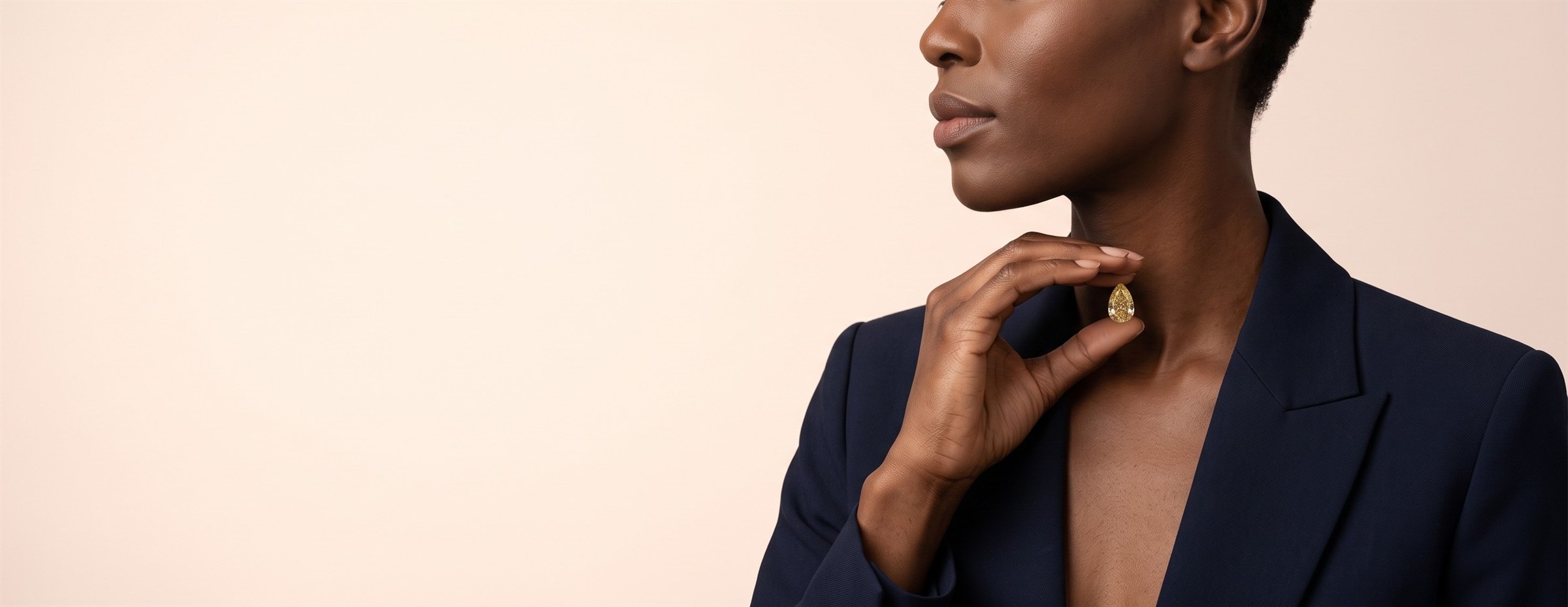 Une pierre nue de couleur tenue contre la clavicule